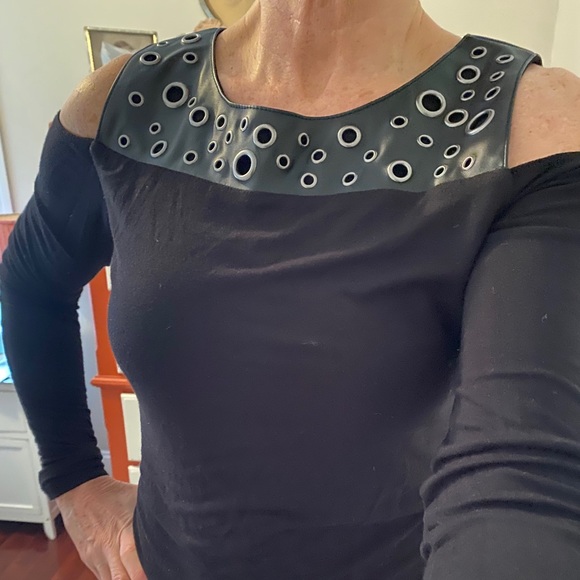 Venus black open shoulder top - Picture 2 of 11